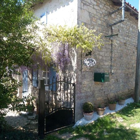 Chat Noir Gite Et Chambre D'Hotes Genouille  Esterno foto
