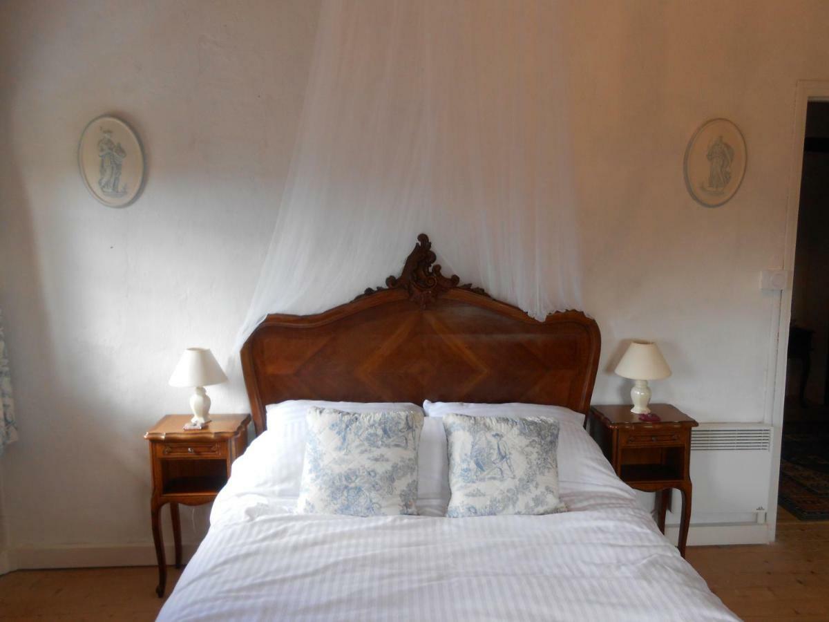 Chat Noir Gite Et Chambre D'Hotes Genouille  Esterno foto