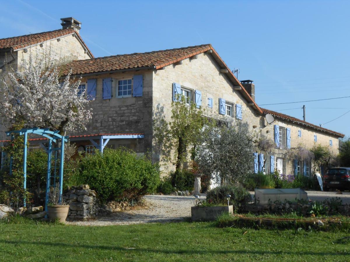 Chat Noir Gite Et Chambre D'Hotes Genouille  Esterno foto
