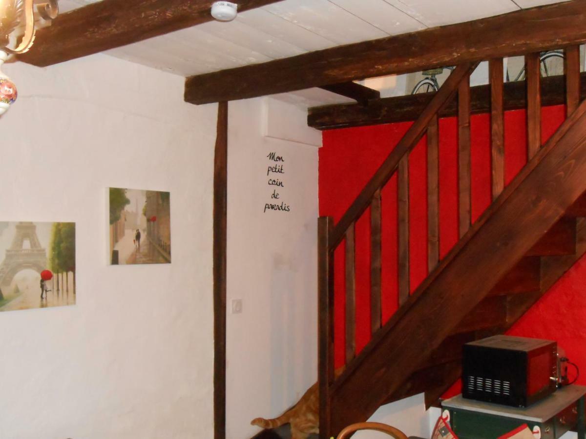 Chat Noir Gite Et Chambre D'Hotes Genouille  Esterno foto