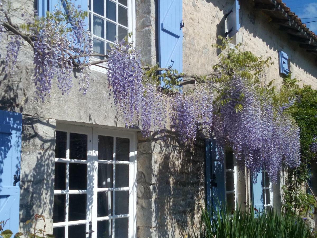 Chat Noir Gite Et Chambre D'Hotes Genouille  Esterno foto