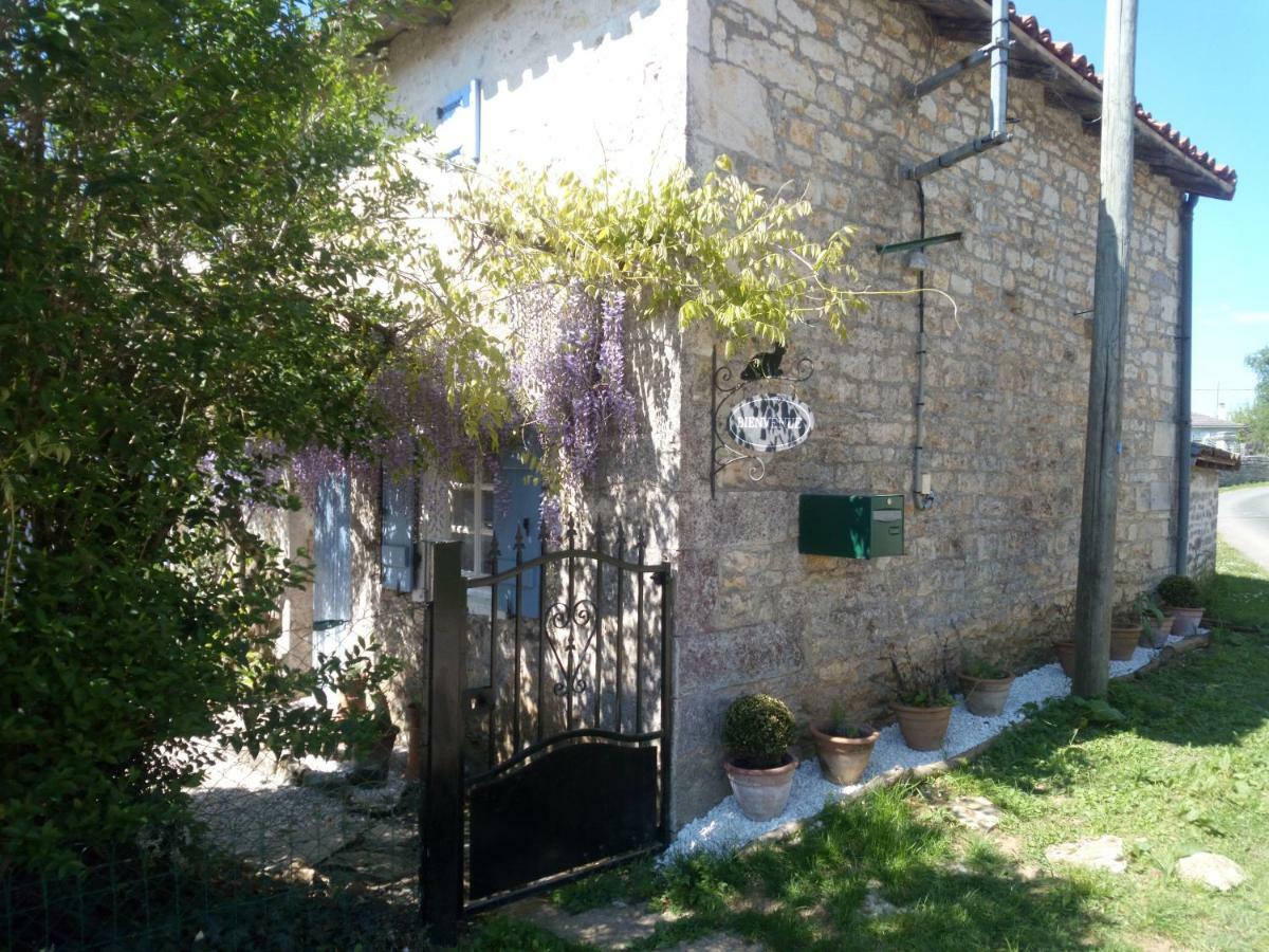 Chat Noir Gite Et Chambre D'Hotes Genouille  Esterno foto